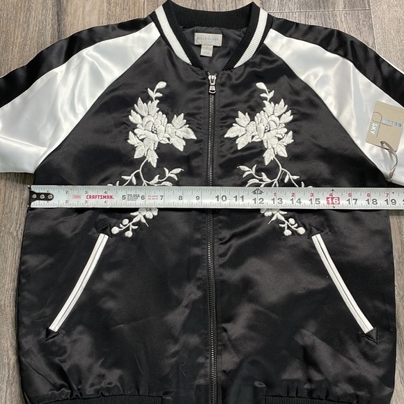 Belle & Sky Black & White Snowdrift Satin Floral Bomber Jacket, size small - Picture 5 of 11